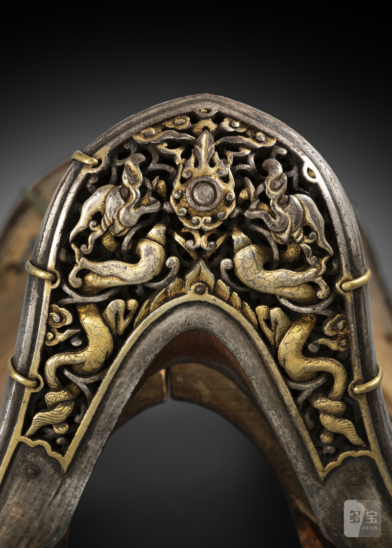 A RARE PARCEL GILT-IRON AND WOOD SADDLE WITH MOVABLE DERGE FITTINGS - 图2